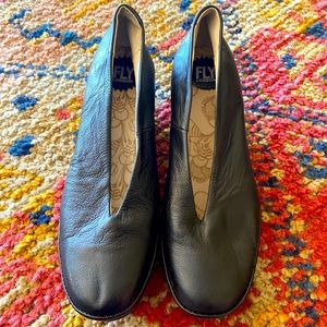 FLY LONDON classic wedge shoe